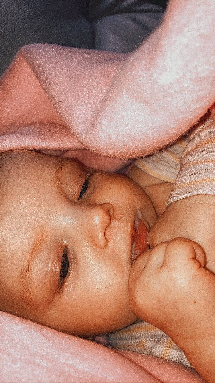 Athénays participe au concours pour gagner de l'argent avec cette photo : arm, cheek, comfort, eye, eyebrow, eyelash, face, finger, gesture, hand, happy, head, human_body, lip, mouth, muscle, nail, neck, nose, person