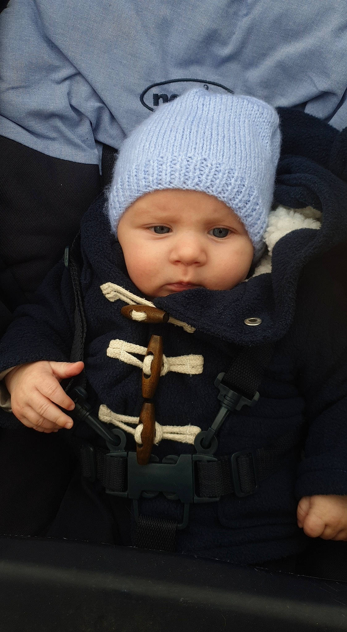 Jimmy a rejoint le concours — aidez-le/la à gagner de superbes lots ! baby, baby_products, baby_toddler_clothing, beanie, bonnet, cheek, child, cool, headwear, hood, knit_cap, knitting, person, product, toddler, winter, wool, woolen