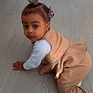 Jade a rejoint le concours — aidez-le/la à gagner de superbes lots ! baby, beige_outfit, brown_bows, casual_clothing, child, crawling, curious, cute, floor, flooring, hair_accessory, home, indoor, long_sleeve_shirt, person, playful, portrait, toddler, wooden_floor, young_child