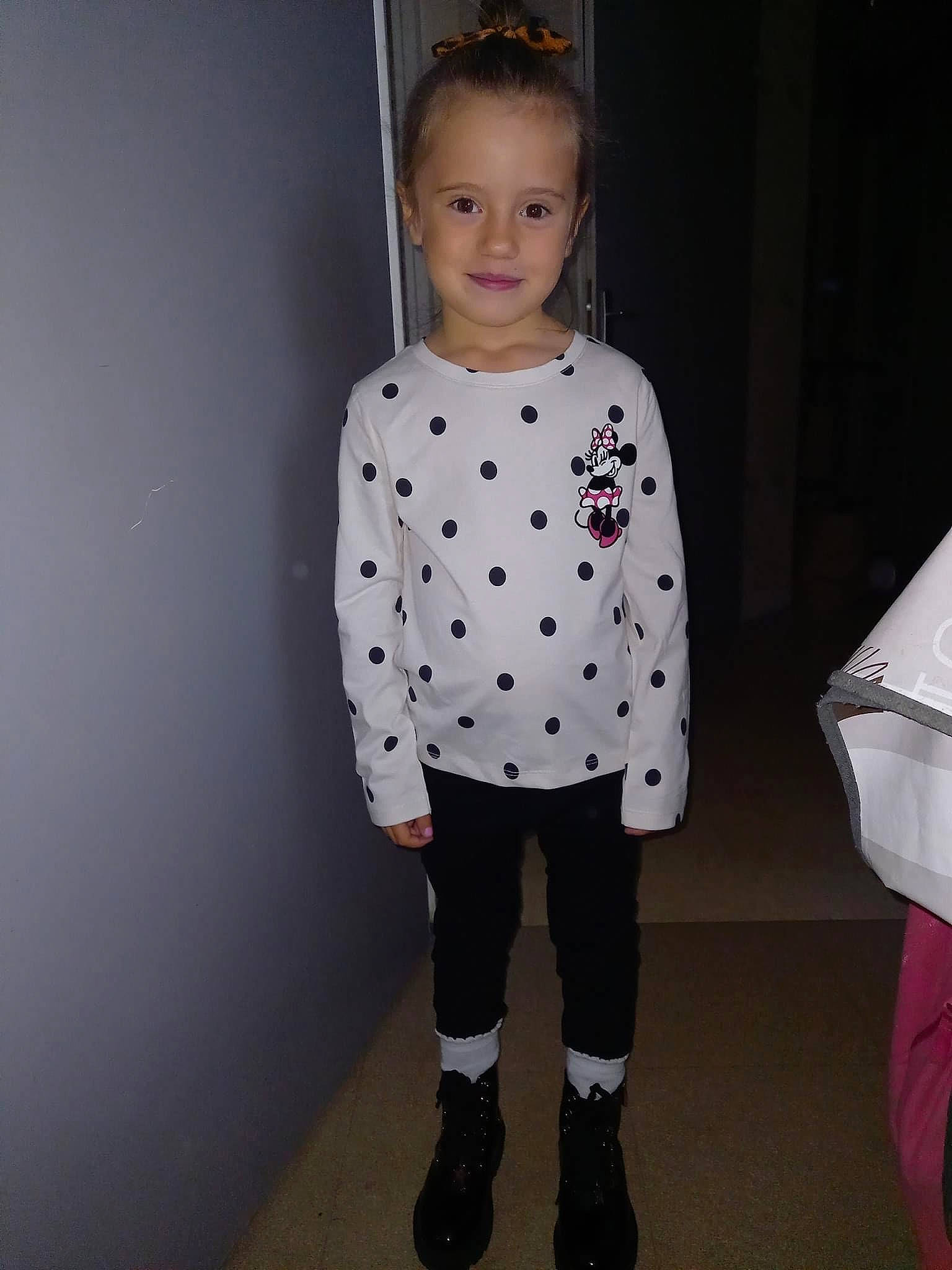 Linayah a rejoint le concours — aidez-le/la à gagner de superbes lots ! baby_toddler_clothing, child, costume, denim, dress, entertainment, fashion_design, hair, head, joy, knee, leggings, one_piece_garment, pattern, person, polka_dot, sleeve, smile, street_fashion, t_shirt