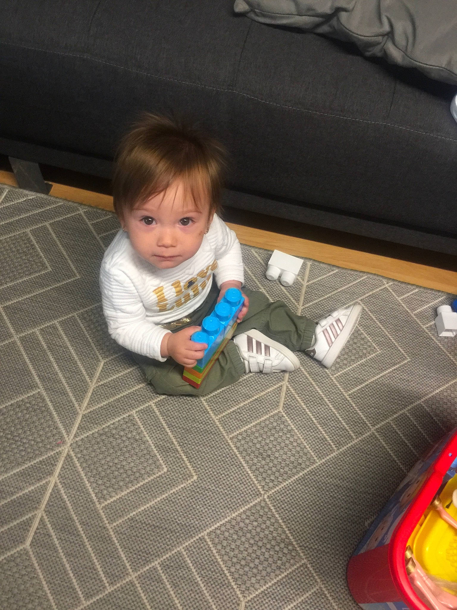 Mélanie a rejoint le concours — aidez-le/la à gagner de superbes lots ! baby, car, child, floor, flooring, person, play, sitting, toddler, vehicle