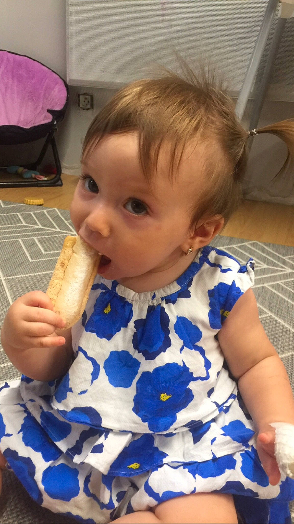 Mélanie participe au concours pour gagner de l'argent avec cette photo : baby, child, eating, food, person, toddler
