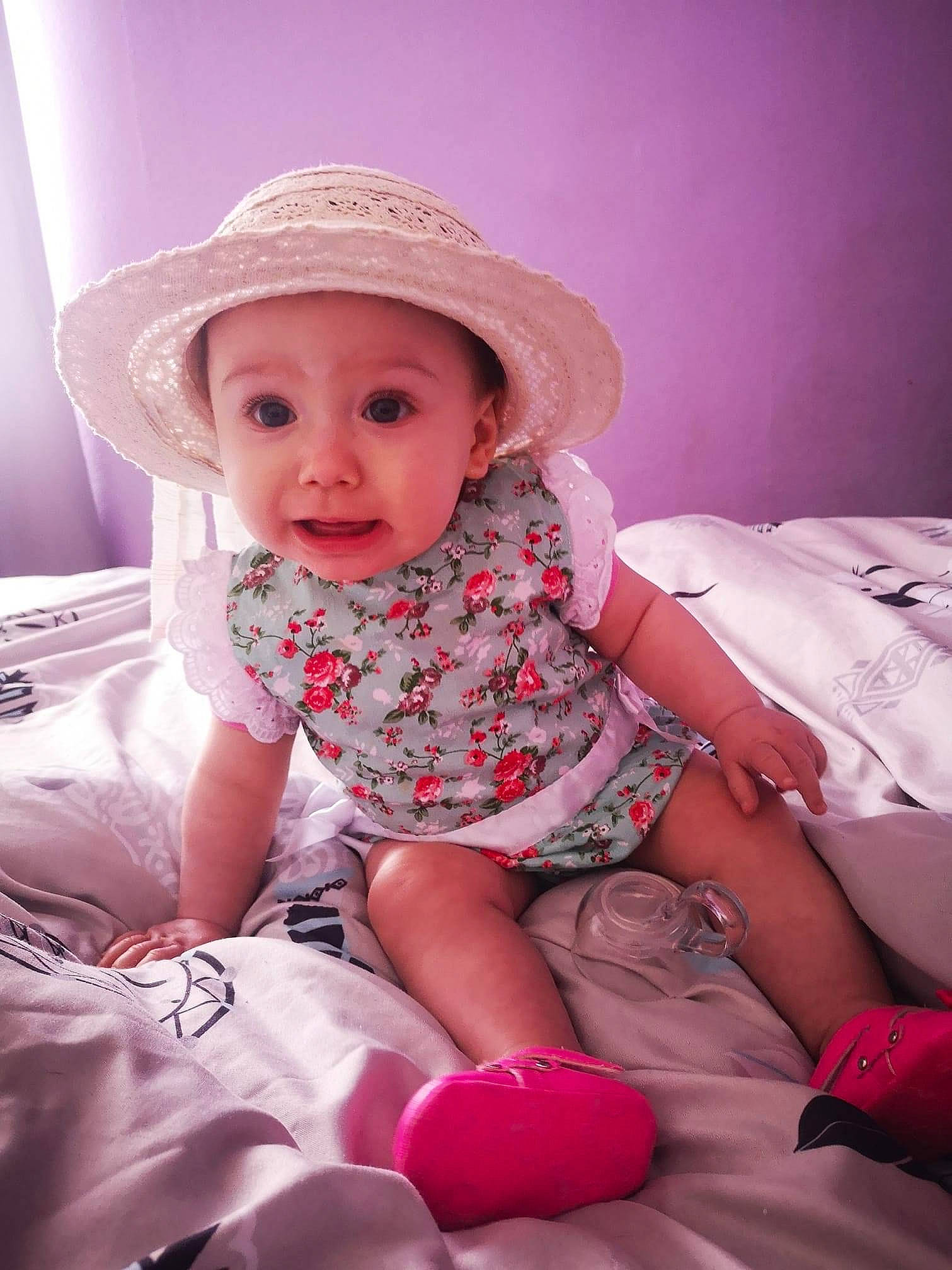 Mélanie a rejoint le concours — aidez-le/la à gagner de superbes lots ! baby, cheek, child, fashion_accessory, fun, hat, headgear, headwear, magenta, person, pink, sitting, skin, smile, sun_hat, toddler