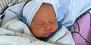 Nëylia a rejoint le concours — aidez-le/la à gagner de superbes lots ! newborn, baby, sleeping, blanket, headband, bow, couch, pillow, cozy, indoors, child, face, resting, soft, cute, comfort, infant, textile, pattern, portrait