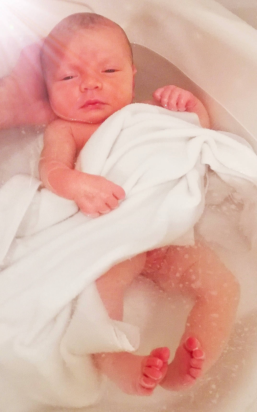 Cassie participe au concours pour gagner de l'argent avec cette photo : arm, baby, baby_safety, baby_sleeping, bathroom, bathtub, cheek, child, comfort, face, finger, fluid, hand, head, human_body, person, pink, skin, stomach, thumb