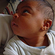 ézéchiel participe au concours pour gagner de l'argent avec cette photo : baby, blanket, child, cozy, curious, ear, expression, face, head, human, indoors, infant, looking_up, newborn, person, portrait, seated, skin, white_clothing, young_child