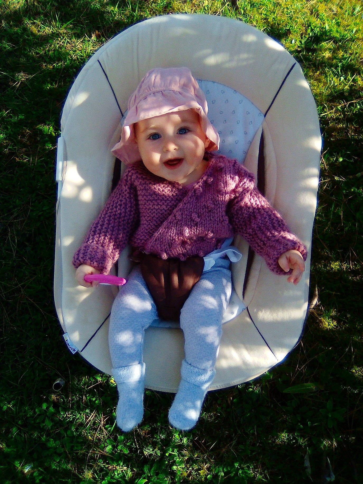 Mathilde a rejoint le concours — aidez-le/la à gagner de superbes lots ! baby, baby_carriage, baby_products, baby_toddler_clothing, child, fashion_accessory, fun, grass, happy, headgear, headwear, lawn, leisure, magenta, people_in_nature, person, pink, purple, recreation, sitting