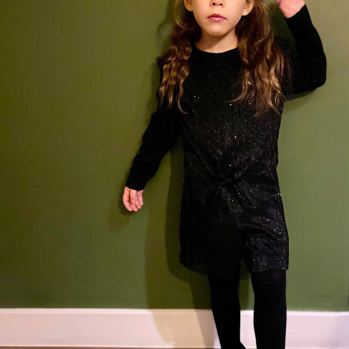 Romane a rejoint le concours — aidez-le/la à gagner de superbes lots ! blouse, bodypart, child, clothing, dress, face, female, finger, formalwear, girl, hand, hardwood, head, longsleeve, pants, person, photography, portrait, sleeve, wood
