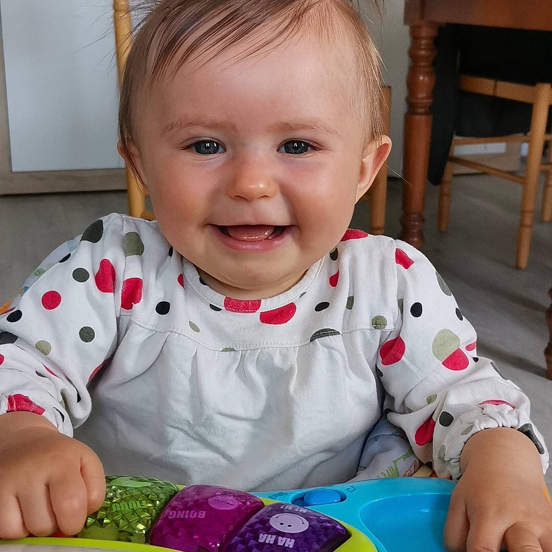 Théolyne participe au concours pour gagner de l'argent avec cette photo : baby, child, comfort_food, eating, food, joy, person, play, smile, toddler, tummy_time