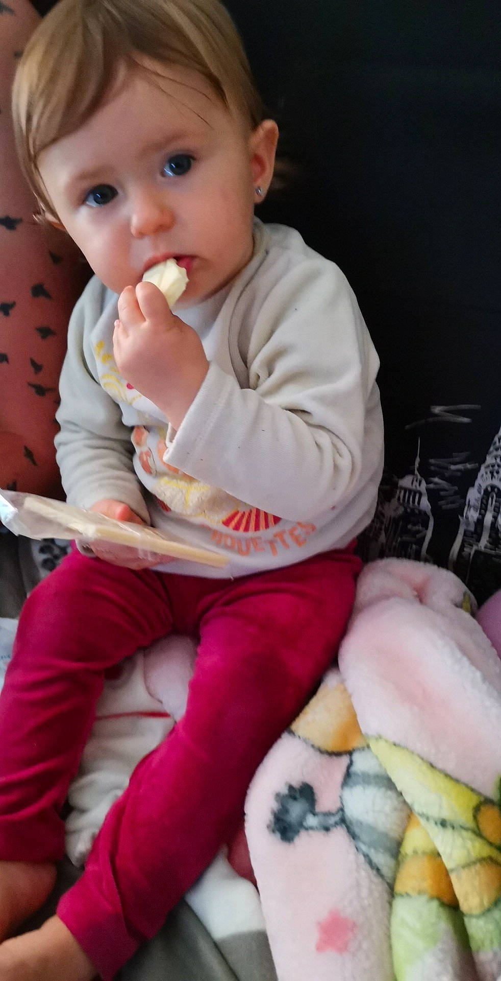 Théolyne a rejoint le concours — aidez-le/la à gagner de superbes lots ! baby, cheek, child, eating, mouth, person, pink, sitting, toddler