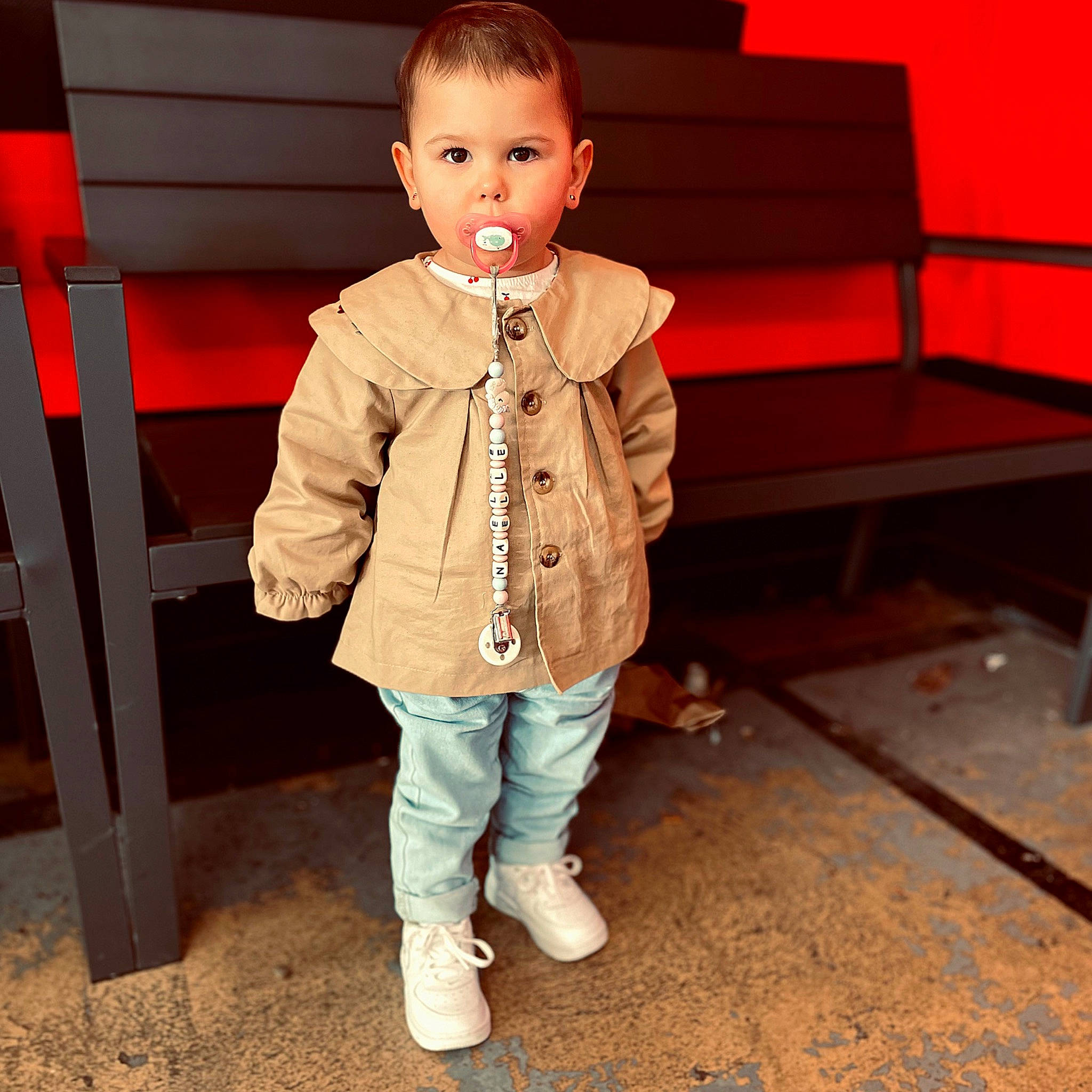 Naëlle participe au concours pour gagner de l'argent avec cette photo : baby, baby_toddler_clothing, cheek, child, collar, denim, dress_shirt, face, flooring, fun, happy, head, jacket, nose, pattern, person, sitting, sleeve, t_shirt, toddler