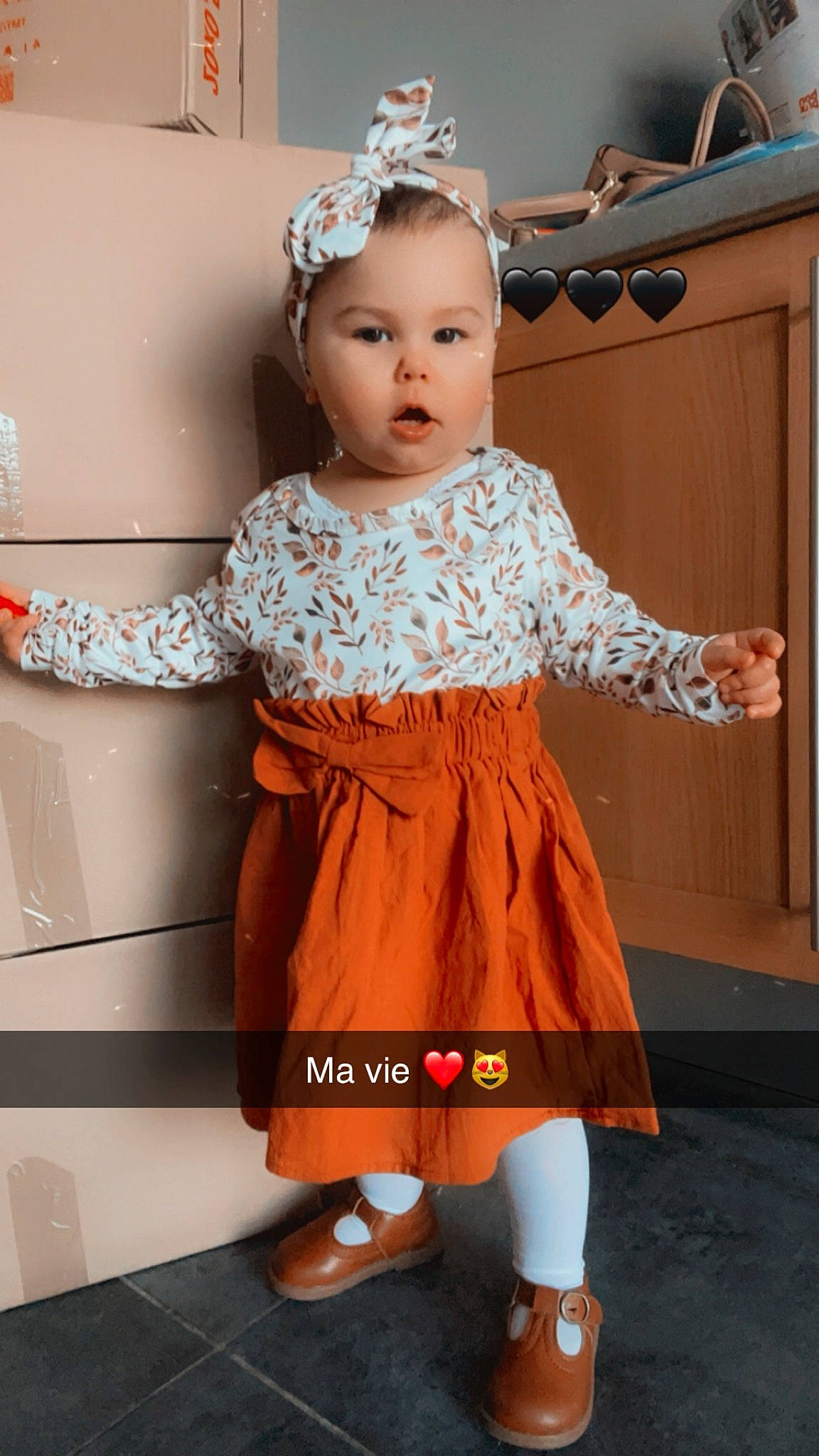 Naëlle participe au concours pour gagner de l'argent avec cette photo : baby_toddler_clothing, blond, embellishment, fashion_design, happy, headband, human_leg, jewellery, knee, peach, person, pink, skin, sleeve, sock, standing, thigh, toddler, trunk, waist