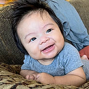 Benvenido-Prime is registered to the contest to win money with this photo: baby, infant, smile, happy, hair, spiky_hair, couch, cushion, gray_clothing, face, child, indoor, plant, home, portrait, cute, person, young_child, relaxed, comfort