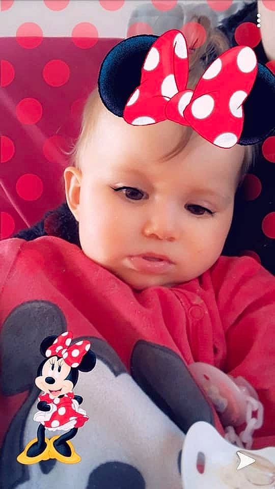 Mèlia participe au concours pour gagner de l'argent avec cette photo : baby, child, hair_accessory, headgear, person, pink, red, toddler