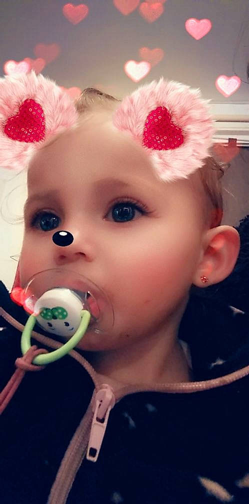 Melia participe au concours pour gagner de l'argent avec cette photo : baby, cheek, child, ear, eyelash, face, fashion_accessory, forehead, hair_accessory, head, headgear, headpiece, lip, mouth, nose, person, photography, pink, skin, smile