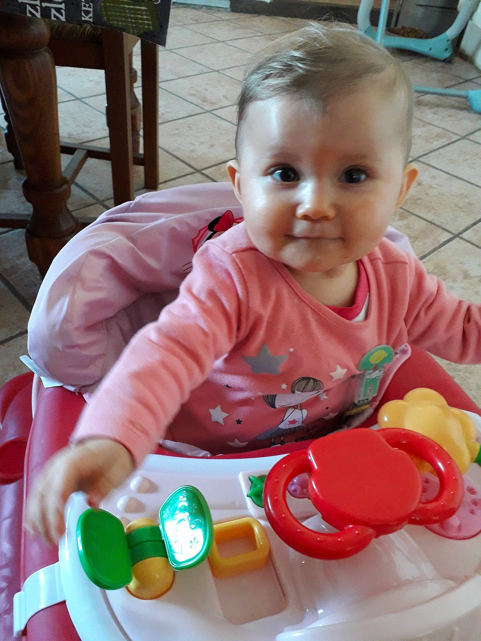 Mélia participe au concours pour gagner de l'argent avec cette photo : baby, baby_playing_with_toys, baby_products, baby_toys, child, joy, person, play, product, toddler, toy