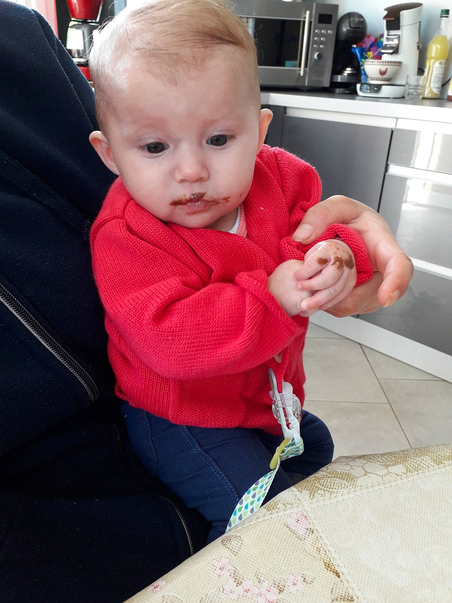 Mélia participe au concours pour gagner de l'argent avec cette photo : arm, baby, cheek, child, ear, face, finger, head, outerwear, person, play, sitting, skin, toddler