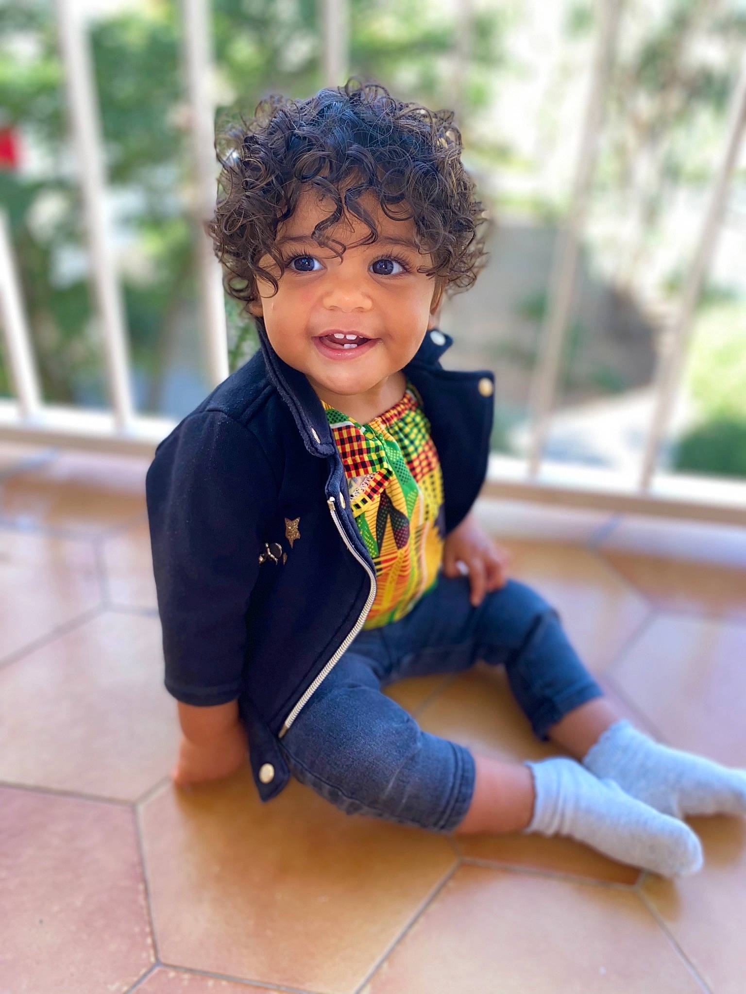 Sianna participe au concours pour gagner de l'argent avec cette photo : afro, child, electric_blue, flooring, fun, grass, happy, jewellery, leisure, necklace, person, photo_shoot, portrait_photography, sitting, sleeve, smile, sportswear, street_fashion, t_shirt, thigh