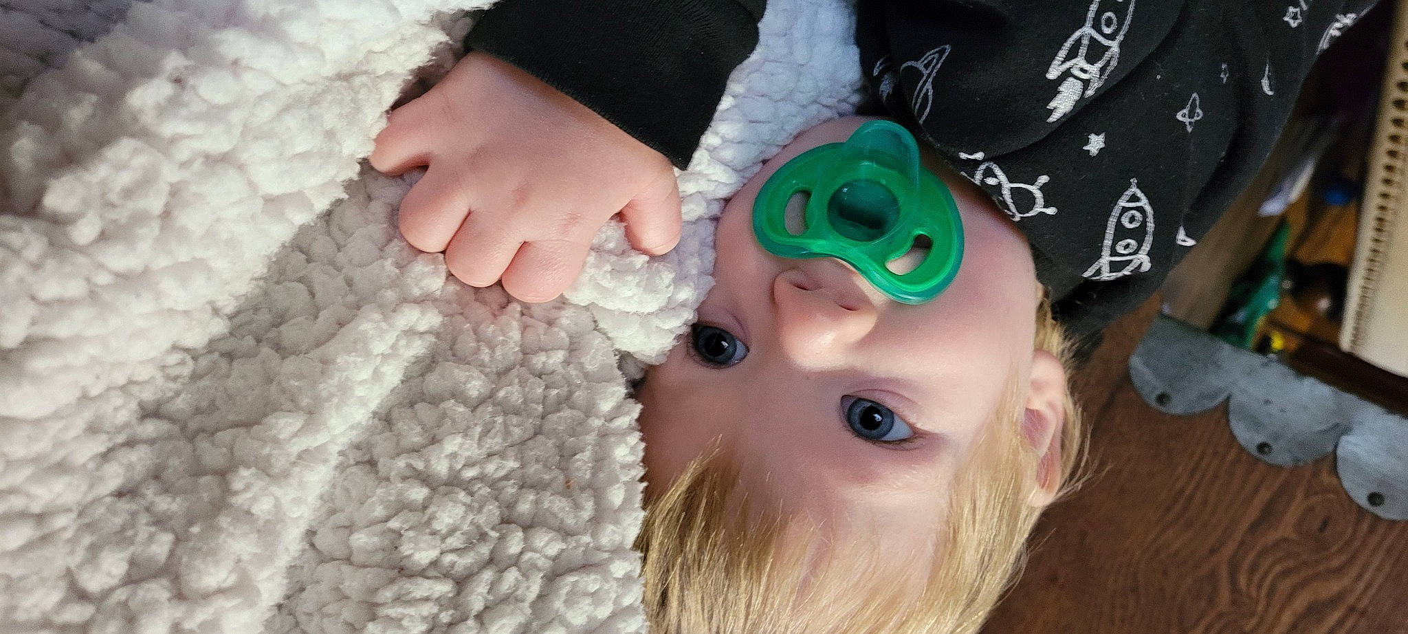 Ryver is registered to the contest to win money with this photo: child, eyelash, fashion_accessory, finger, fun, fur, gesture, happy, hat, headgear, human_leg, nail, neck, person, skin, sunglasses, thumb, toddler, toy, white