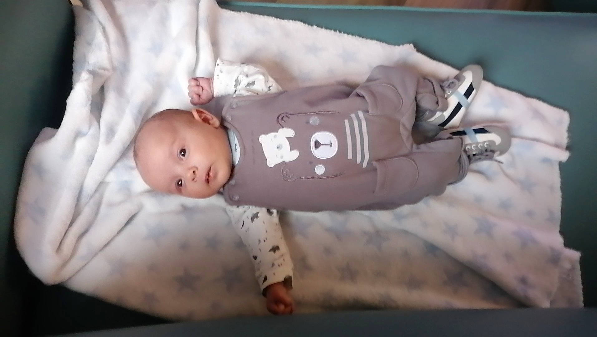 Alix a rejoint le concours — aidez-le/la à gagner de superbes lots ! baby, baby_products, baby_toddler_clothing, bedtime, cheek, child, comfort, couch, elbow, eye, flash_photography, flooring, fun, human_body, linens, person, room, sleeve, textile, toddler