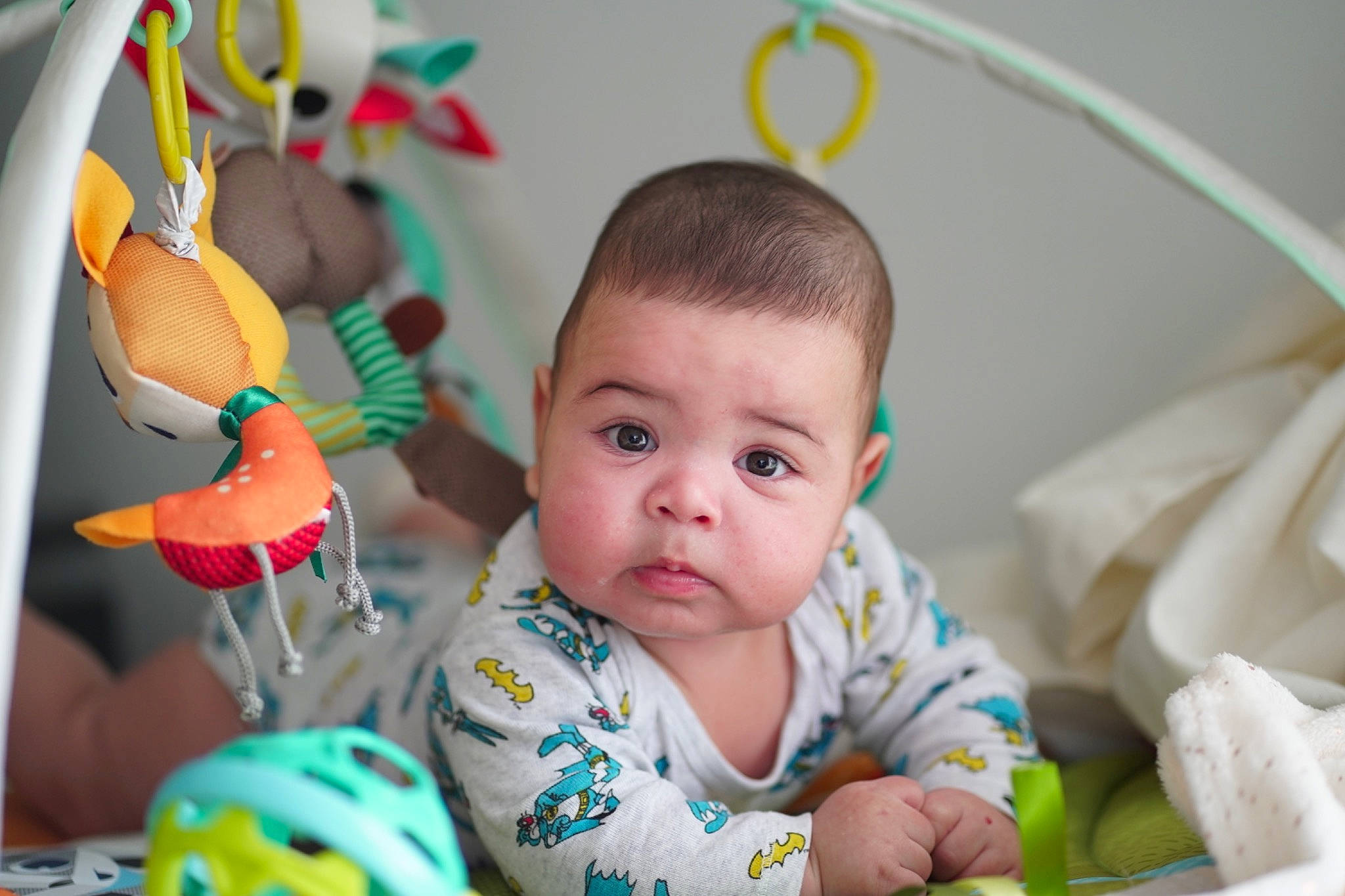Omar participe au concours pour gagner de l'argent avec cette photo : baby, baby_playing_with_toys, baby_products, baby_toddler_clothing, cheek, child, event, eye, fun, happy, iris, leisure, orange, person, play, product, room, skin, toddler, toy