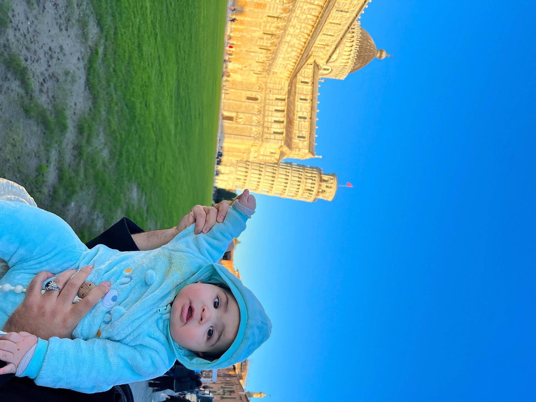 Omar participe au concours pour gagner de l'argent avec cette photo : azure, blue, electric_blue, fun, gesture, grass, happy, headwear, jeans, landscape, leisure, people_in_nature, person, sitting, sky, toddler, tourism, travel, vacation, world