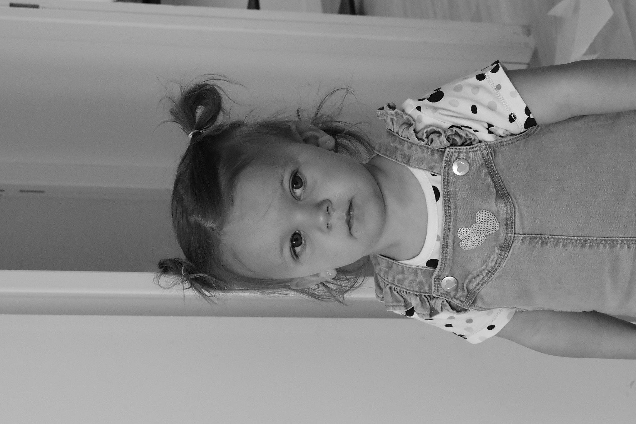 Mya participe au concours pour gagner de l'argent avec cette photo : baby, black, black_and_white, child, elbow, eye, flash_photography, happy, head, human_body, human_leg, leg, monochrome, monochrome_photography, person, shoulder, skin, smile, style, toddler