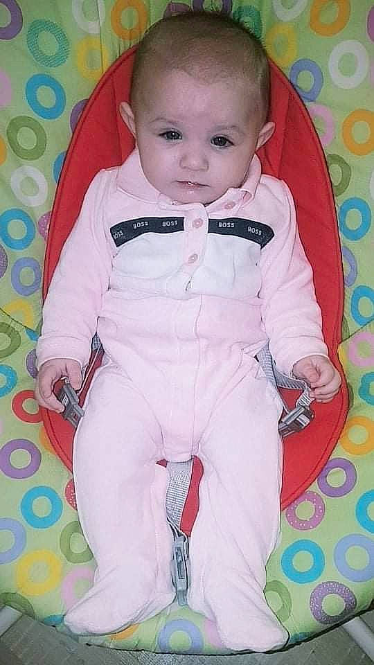 Alix a rejoint le concours — aidez-le/la à gagner de superbes lots ! arm, baby, baby_products, baby_toddler_clothing, carmine, cheek, child, comfort, happy, head, iris, linens, magenta, pattern, person, pink, play, sitting, sleeve, textile