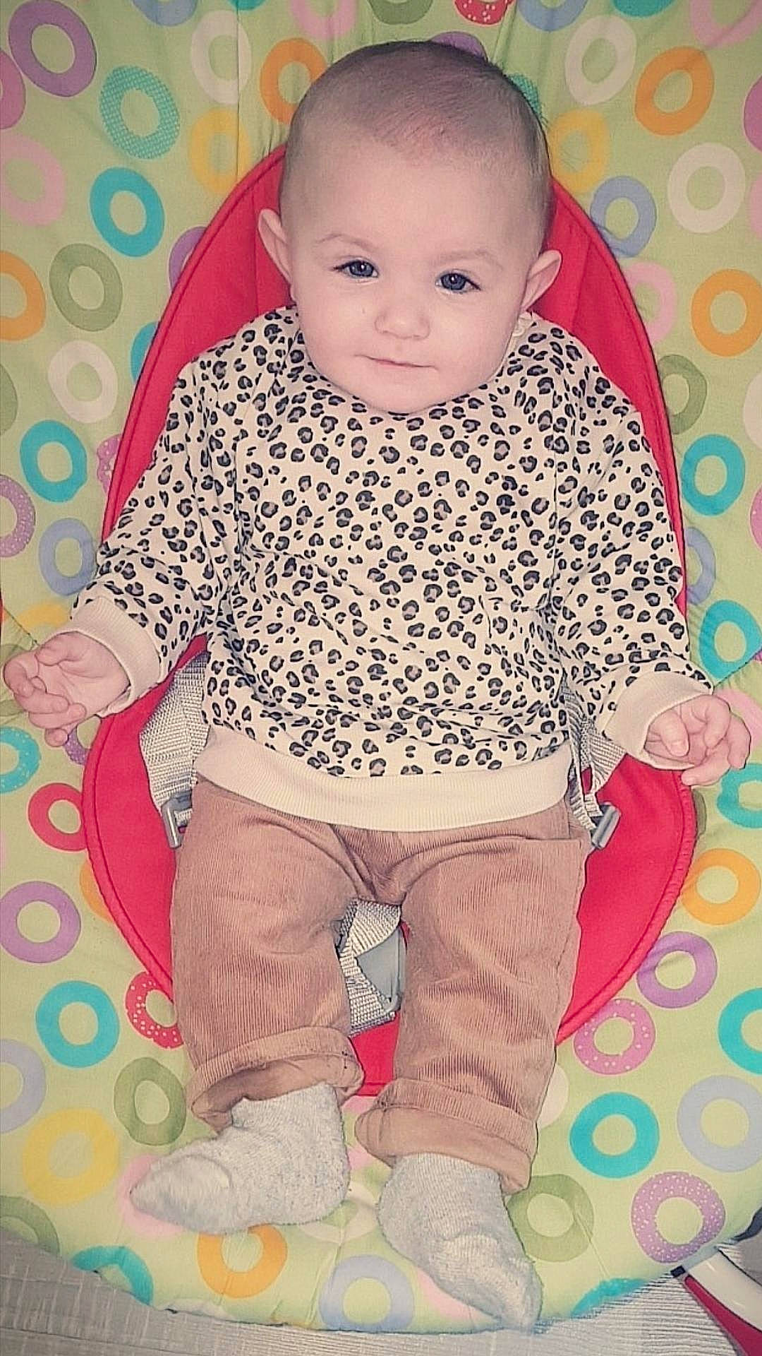 Alix a rejoint le concours — aidez-le/la à gagner de superbes lots ! art, baby, baby_products, baby_toddler_clothing, cheek, child, circle, flooring, hairstyle, happy, linens, magenta, organ, pattern, person, pink, product, sitting, sleeve, toddler