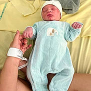 Enzo Javier participe au concours pour gagner de l'argent avec cette photo : newborn, baby, infant, sleeping, holding_hand, onesie, hat, bed, blanket, hospital, wristband, skin, person, sleep, cute, resting, tender, cozy, indoor, family