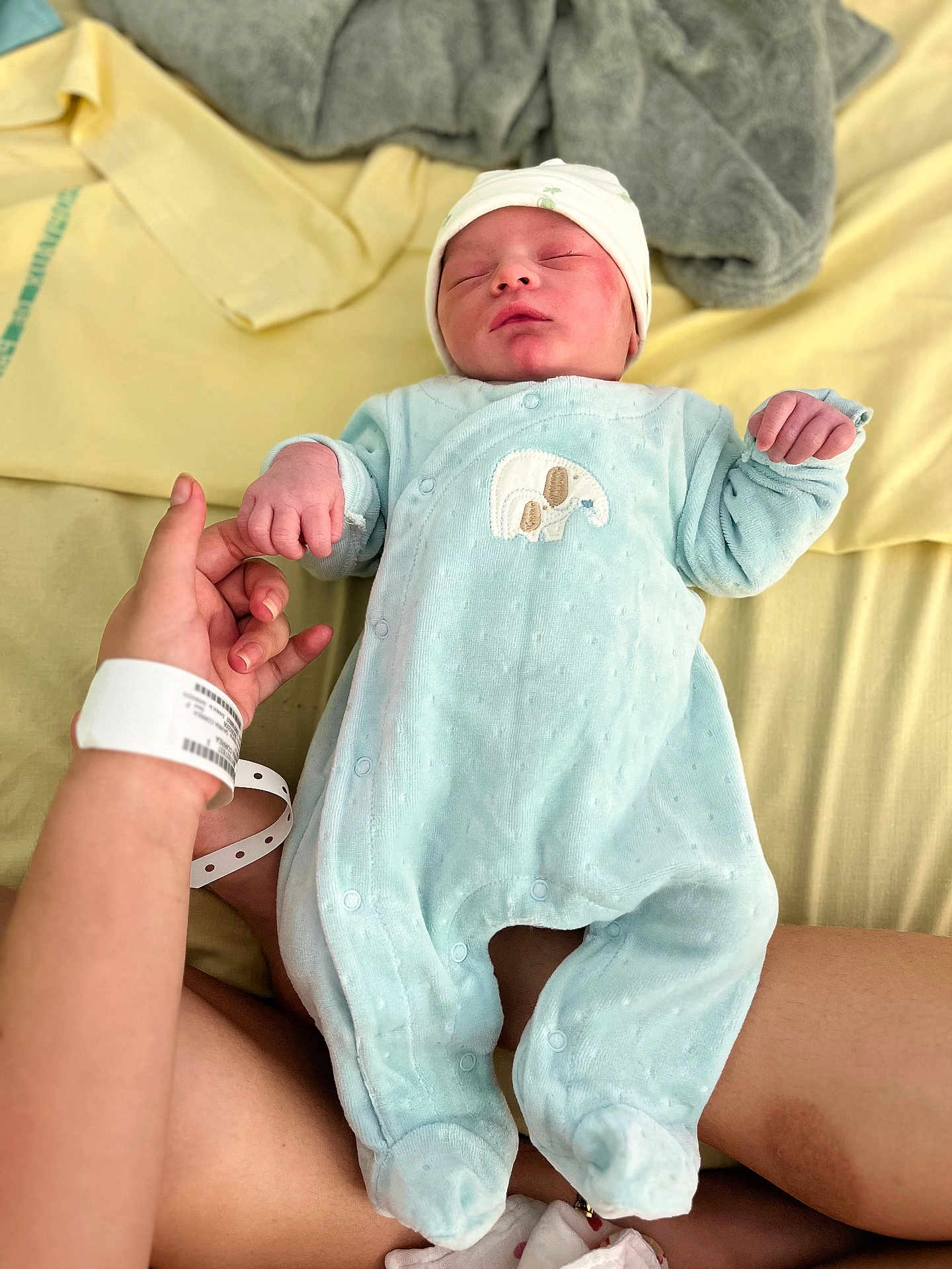 Enzo Javier participe au concours pour gagner de l'argent avec cette photo : newborn, baby, infant, sleeping, holding_hand, onesie, hat, bed, blanket, hospital, wristband, skin, person, sleep, cute, resting, tender, cozy, indoor, family