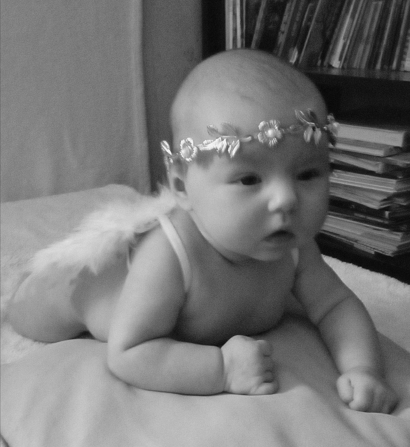 Liberty participe au concours pour gagner de l'argent avec cette photo : baby, baby_crawling, barechested, bookcase, cheek, child, flesh, foot, muscle, organ, person, photography, shelf, shelving, stomach, toddler, tummy_time