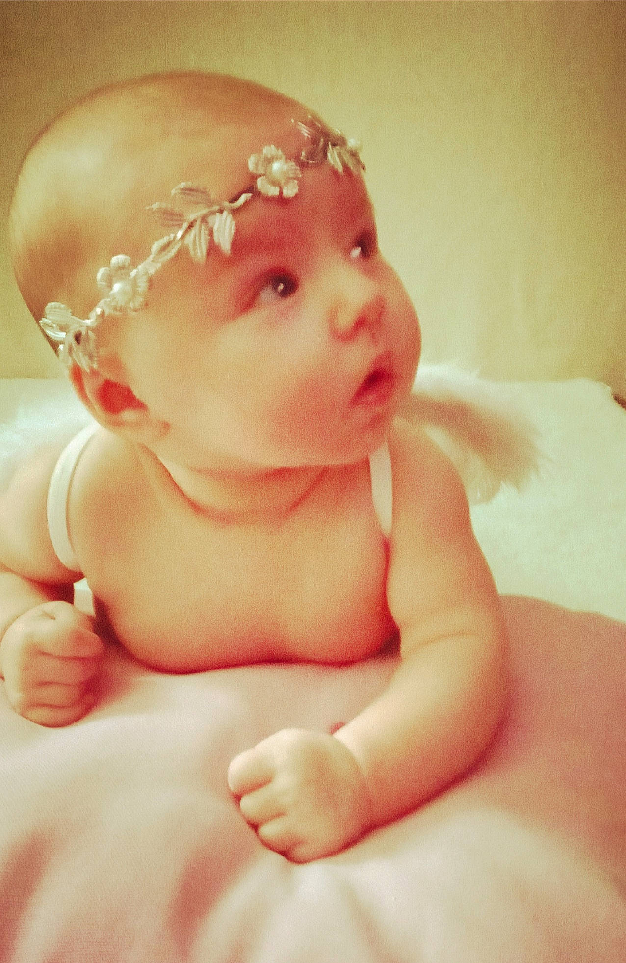 Liberty participe au concours pour gagner de l'argent avec cette photo : baby, baby_bathing, baby_toddler_clothing, barechested, cheek, child, child_model, finger, flesh, foot, hair_accessory, headband, headgear, headpiece, person, photography, portrait_photography, skin, stomach, toddler