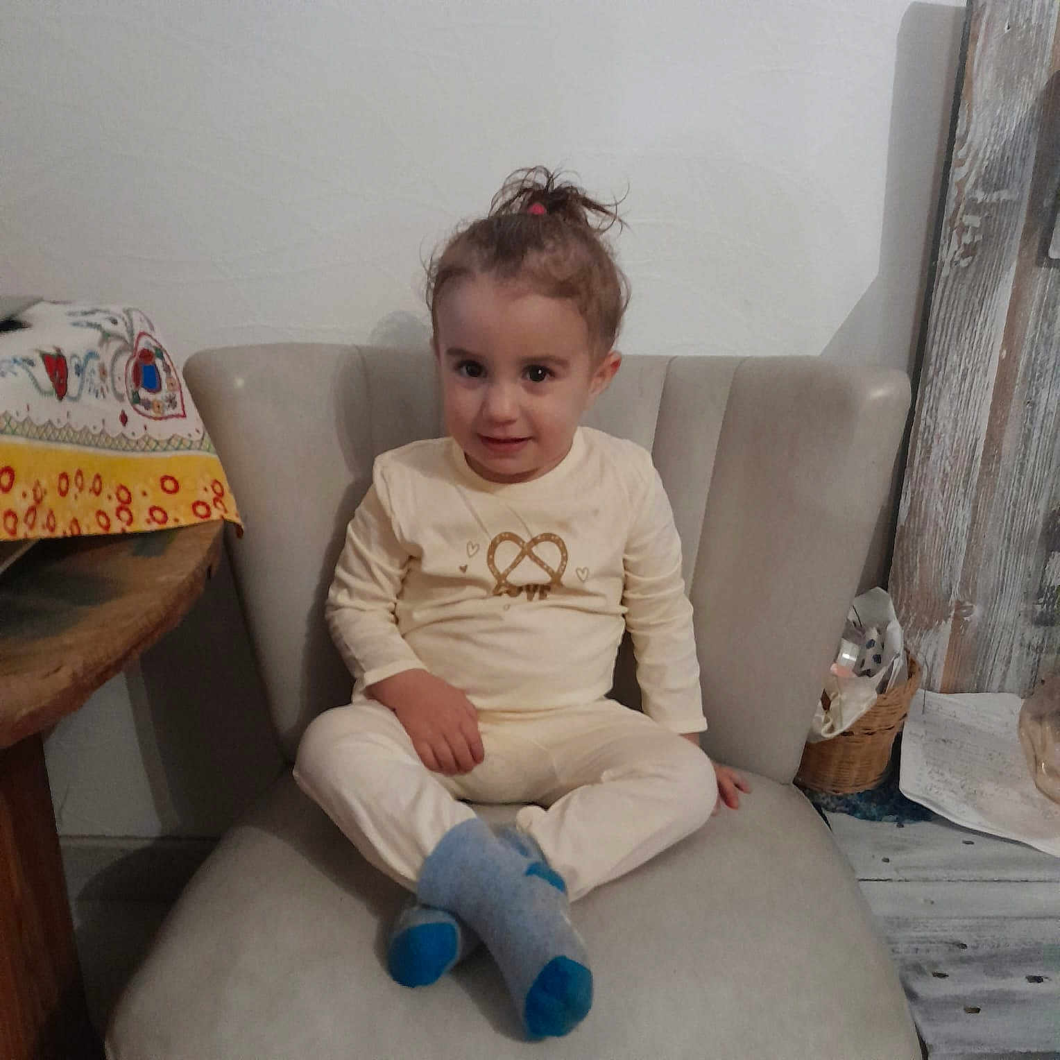 Pierre participe au concours pour gagner de l'argent avec cette photo : architecture, building, chair, child, clothing, couch, cushion, face, female, furniture, girl, head, homedecor, hosiery, pants, person, photography, portrait, sitting, sock