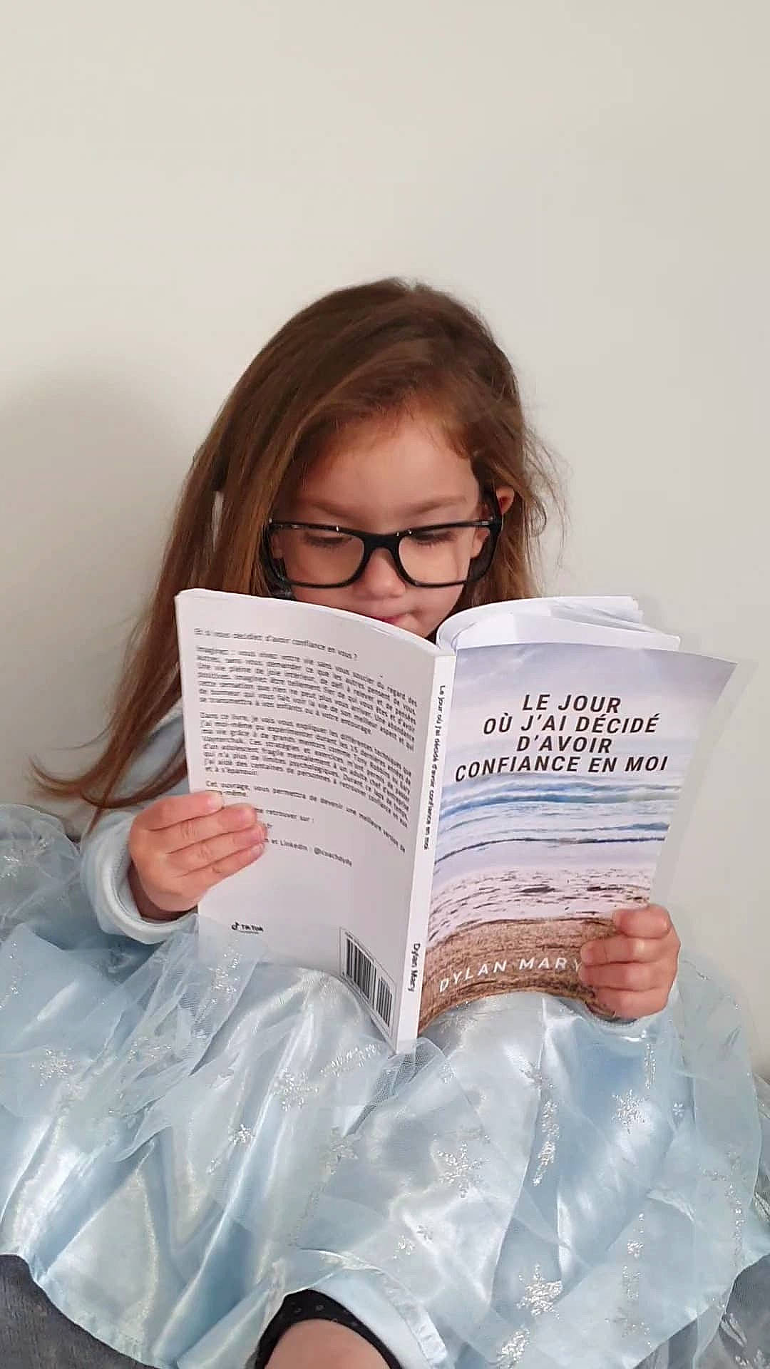 Julie a rejoint le concours — aidez-le/la à gagner de superbes lots ! book, brown_hair, comfort, eyelash, eyewear, facial_expression, finger, font, fun, glasses, hand, happy, learning, paper, person, portrait_photography, publication, reading, sitting, vision_care