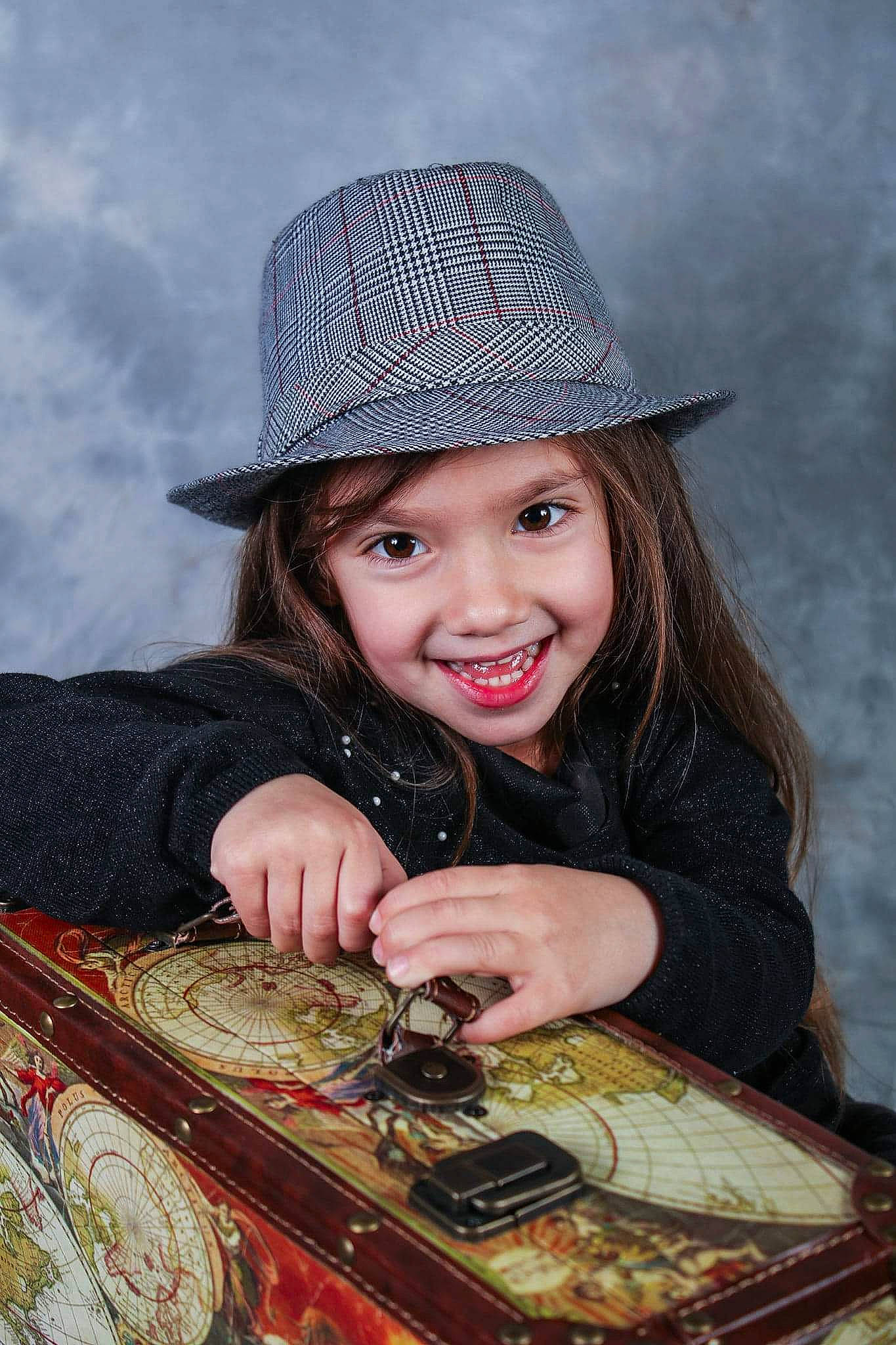 Julie participe au concours pour gagner de l'argent avec cette photo : brown_hair, cap, child, eye, fashion_accessory, flash_photography, fun, hair, happy, hat, headwear, human_body, joy, lip, office_supplies, pattern, person, portrait_photography, recreation, smile