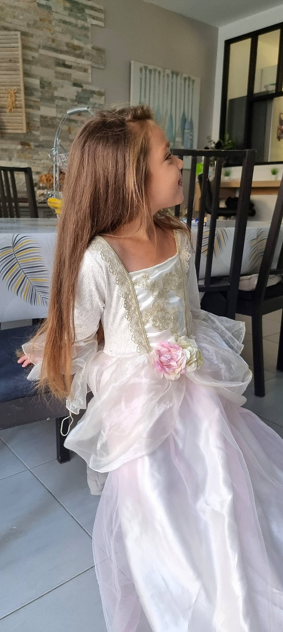 Julie a rejoint le concours — aidez-le/la à gagner de superbes lots ! blond, bridal_accessory, bridal_clothing, bridal_party_dress, bride, chair, dress, embellishment, event, fashion_design, flooring, formal_wear, gown, happy, long_hair, peach, person, sleeve, waist, wedding_ceremony_supply