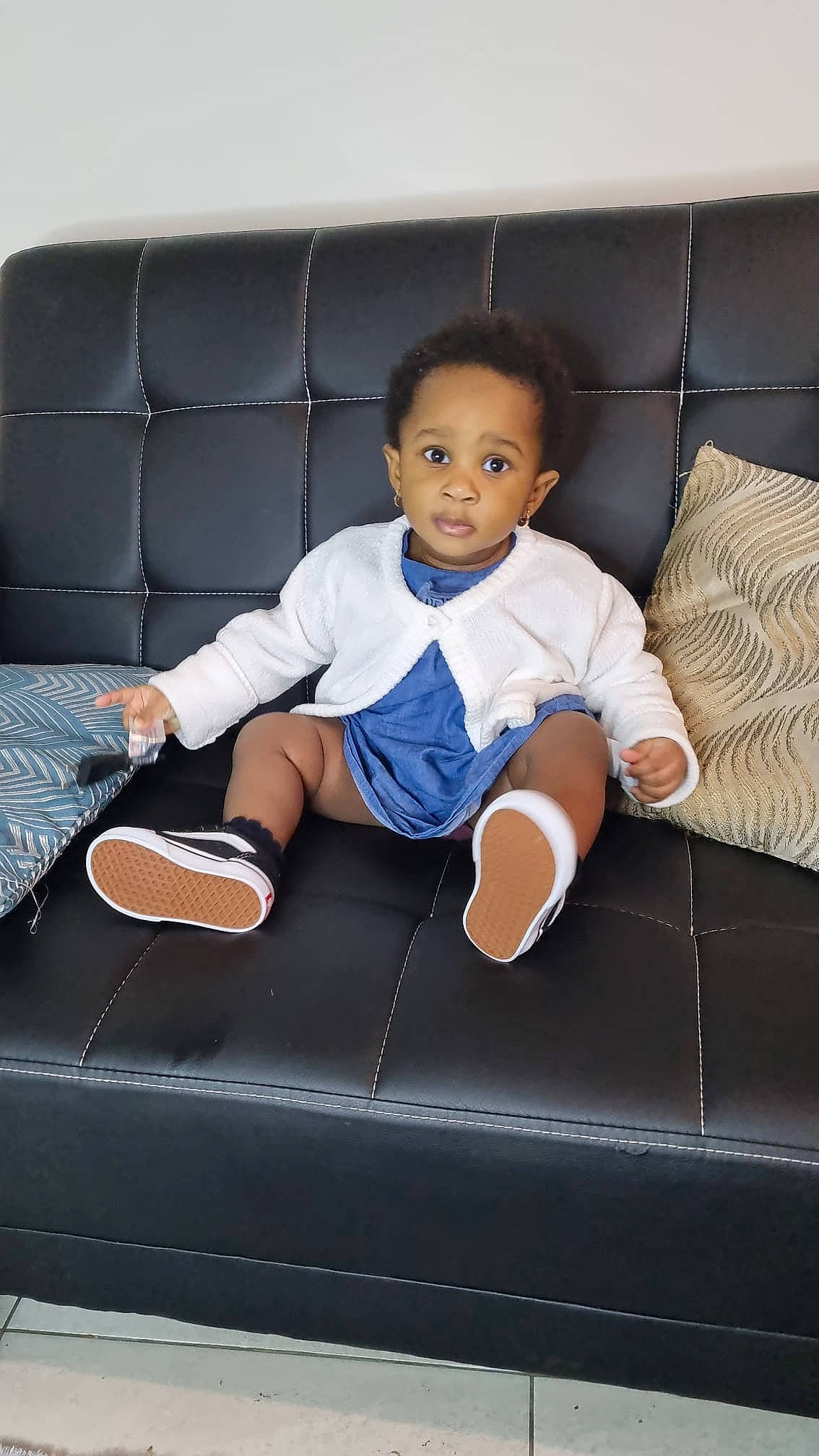 Keïla participe au concours pour gagner de l'argent avec cette photo : automotive_design, baby_toddler_clothing, child, comfort, couch, elbow, electric_blue, flash_photography, flooring, fun, furniture, human_body, human_leg, knee, leisure, person, shorts, sleeve, t_shirt, thigh
