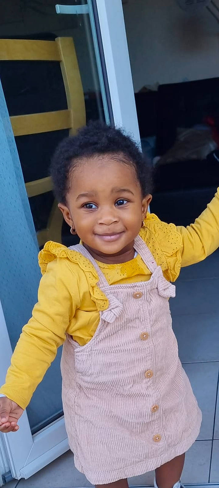 Keïla participe au concours pour gagner de l'argent avec cette photo : arm, baby_toddler_clothing, cheek, chin, cool, eye, finger, forehead, gesture, hair, hairstyle, happy, human_body, joy, nose, person, shoulder, skin, sleeve, smile