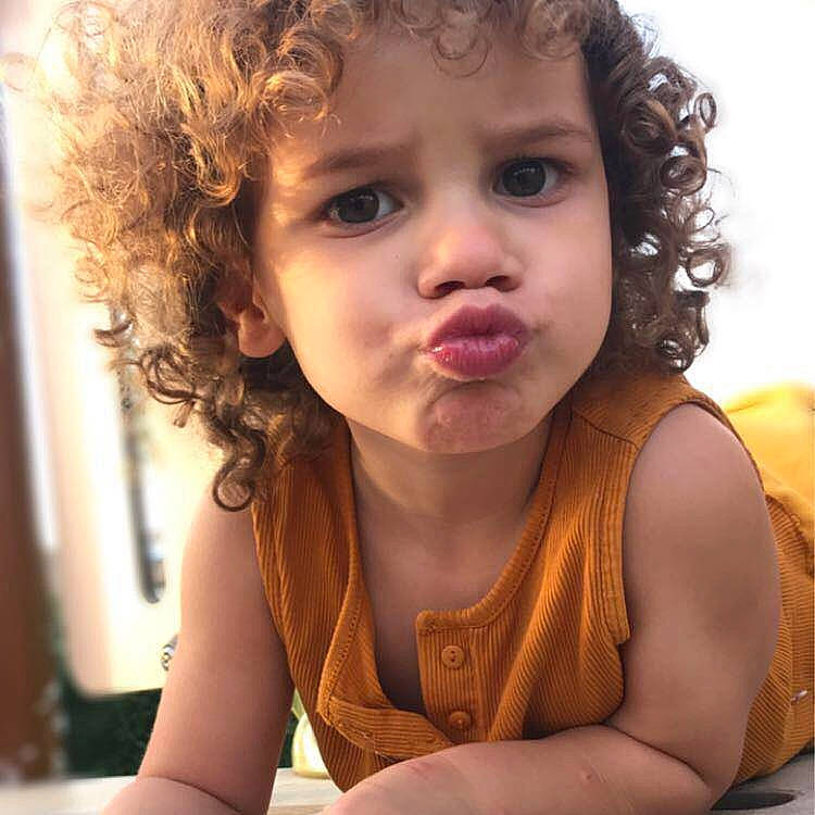 Nafyssa a rejoint le concours — aidez-le/la à gagner de superbes lots ! arm, cheek, ear, eye, eyelash, face, gesture, hairstyle, happy, human_body, iris, jaw, joint, lip, mouth, neck, nose, person, shoulder, skin