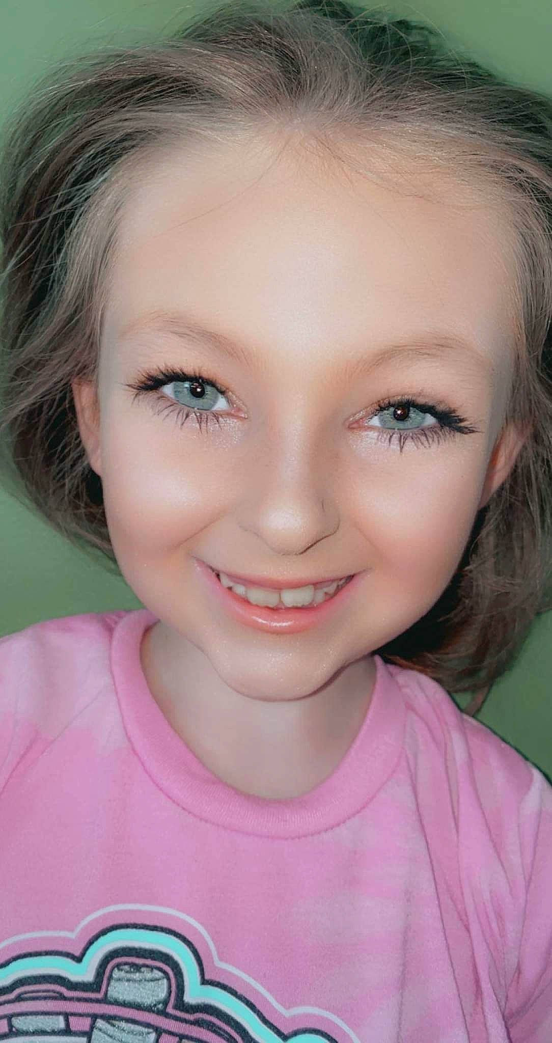 Emma is registered to the contest to win money with this photo: cheek, chin, ear, eye, eyebrow, eyelash, facial_expression, forehead, hair, happy, iris, jaw, joy, lip, mouth, neck, nose, person, shoulder, skin