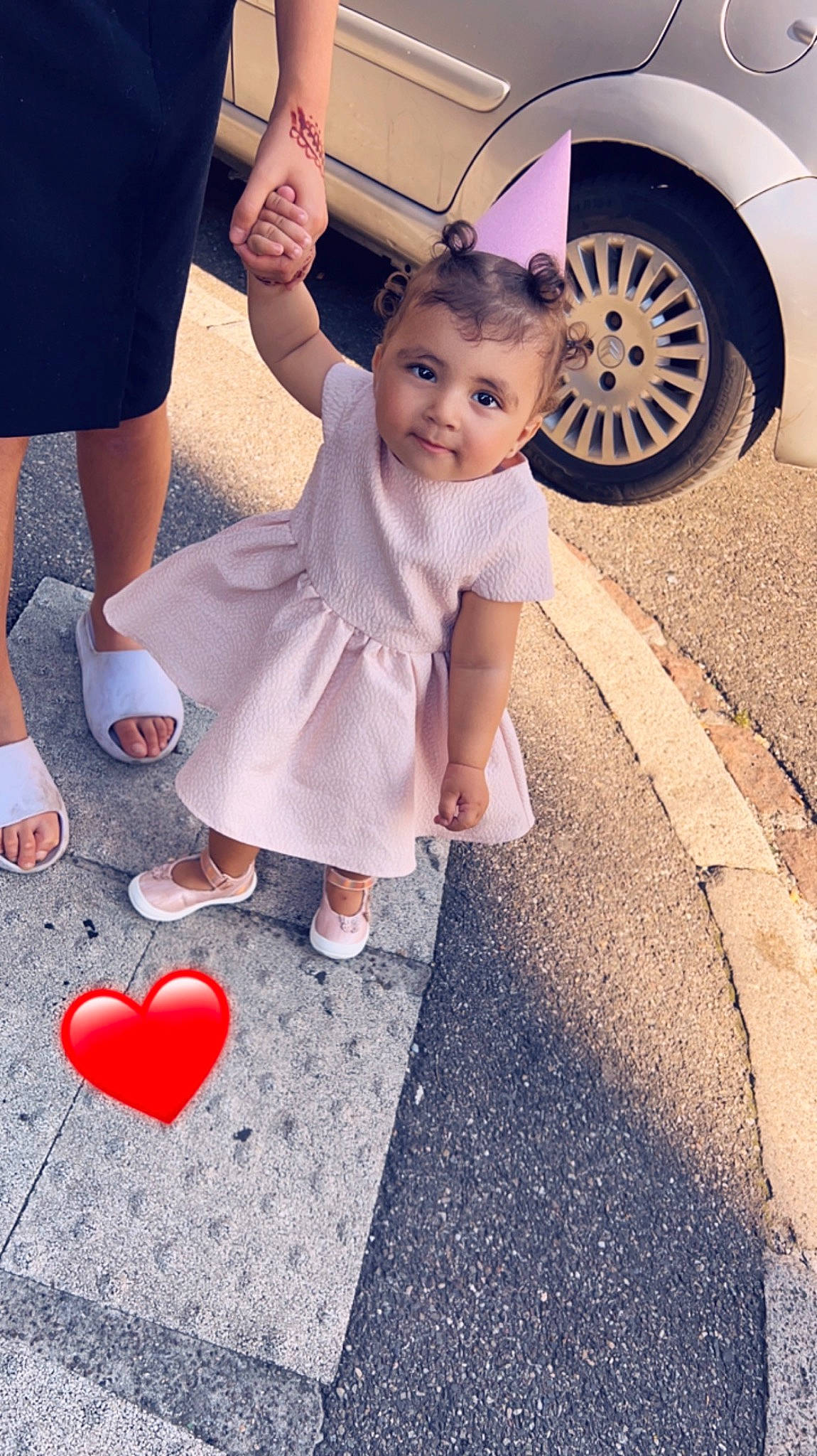 Kahyna a rejoint le concours — aidez-le/la à gagner de superbes lots ! asphalt, automotive_exterior, automotive_tire, car, child, clothing, fender, flooring, gesture, hand, happy, human_leg, people, person, rim, sandal, shoe, tire, toddler, vehicle_door