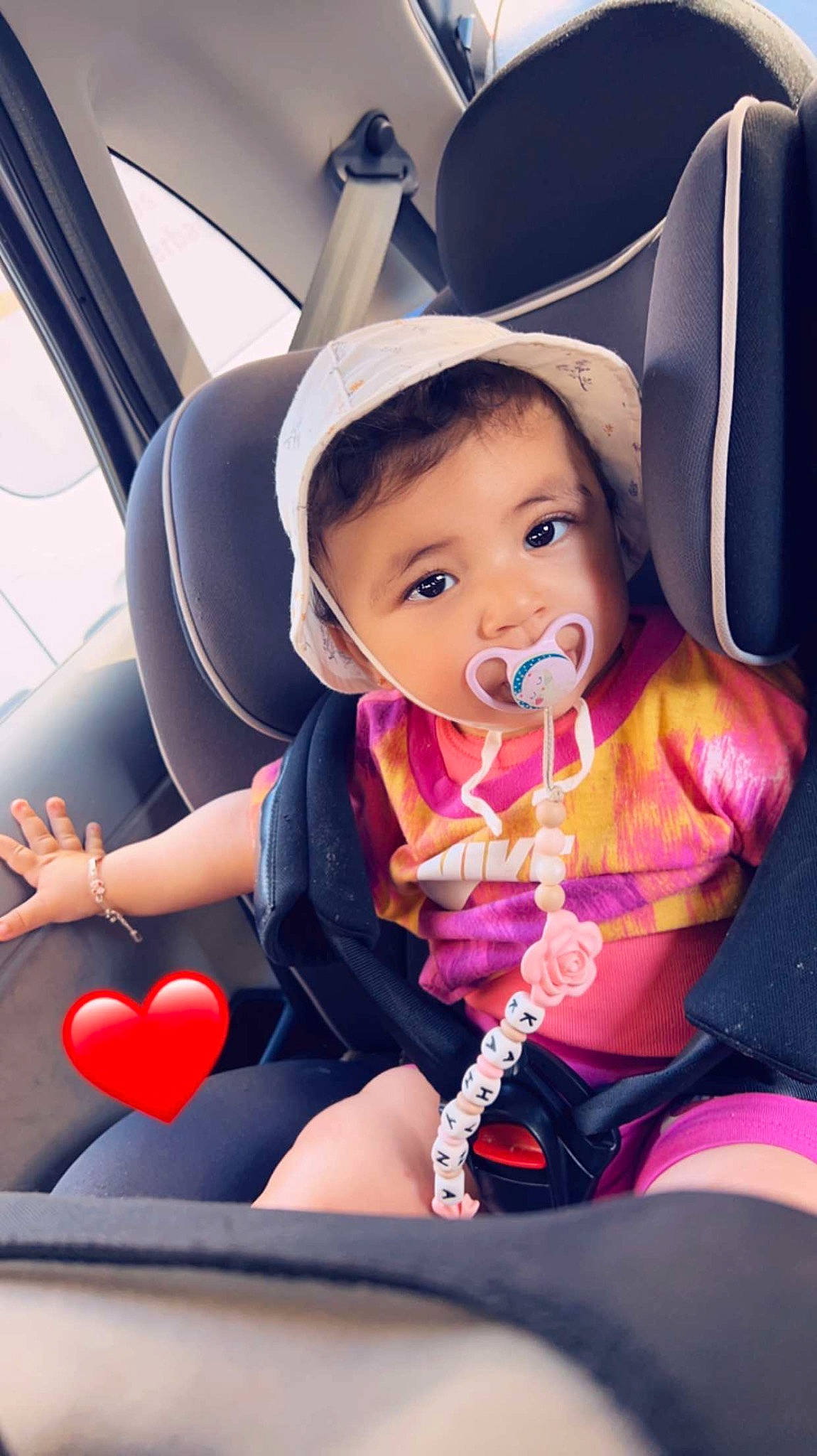 Kahyna a rejoint le concours — aidez-le/la à gagner de superbes lots ! auto_part, baby, baby_in_car_seat, baby_products, baby_toddler_clothing, car_seat, child, comfort, electric_blue, facial_expression, fun, happy, hat, leisure, mouth, person, recreation, sitting, skin, steering_wheel