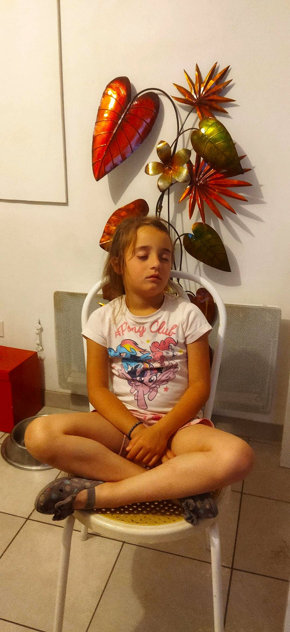 Anna a rejoint le concours — aidez-le/la à gagner de superbes lots ! eye, fashion_accessory, floral_design, flower, fun, happy, human_leg, jewellery, knee, necklace, person, plant, room, sandal, shorts, sitting, sunflower, t_shirt, thigh, visual_arts