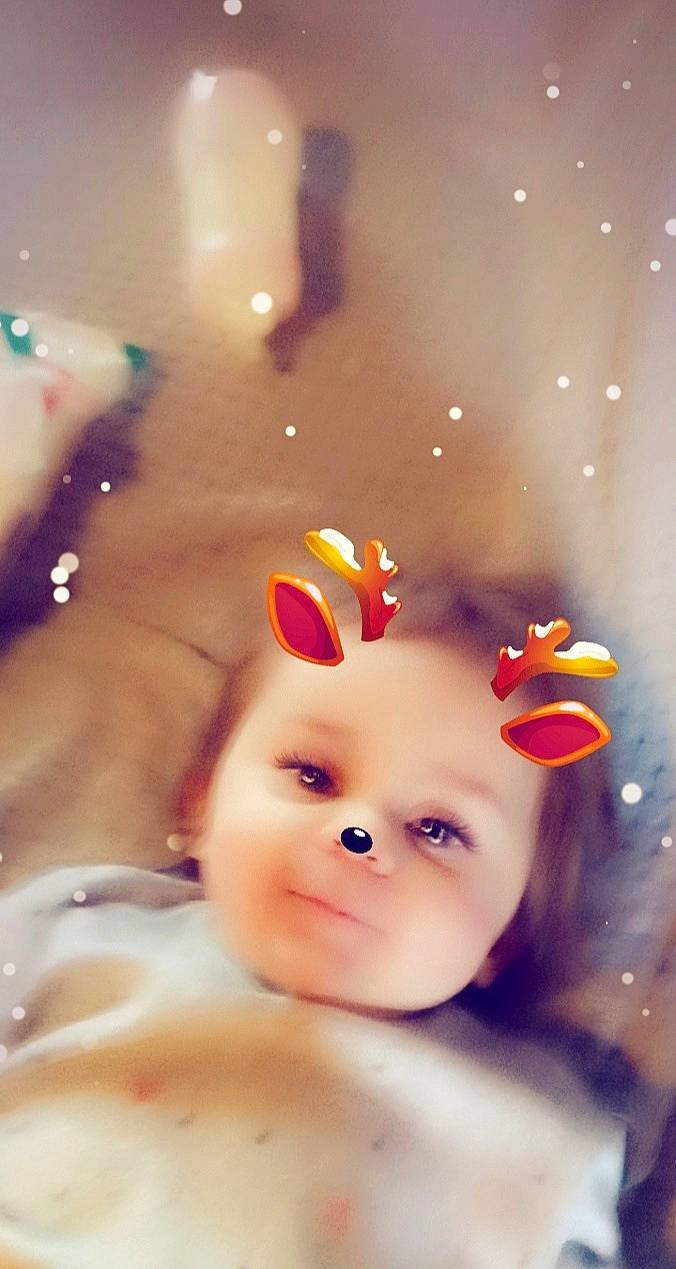 Lylou a rejoint le concours — aidez-le/la à gagner de superbes lots ! baby, cheek, child, christmas_ornament, close_up, eye, eyelash, fun, hair, happy, head, headgear, human_body, lip, nose, person, petal, plumbing_fixture, smile, toddler