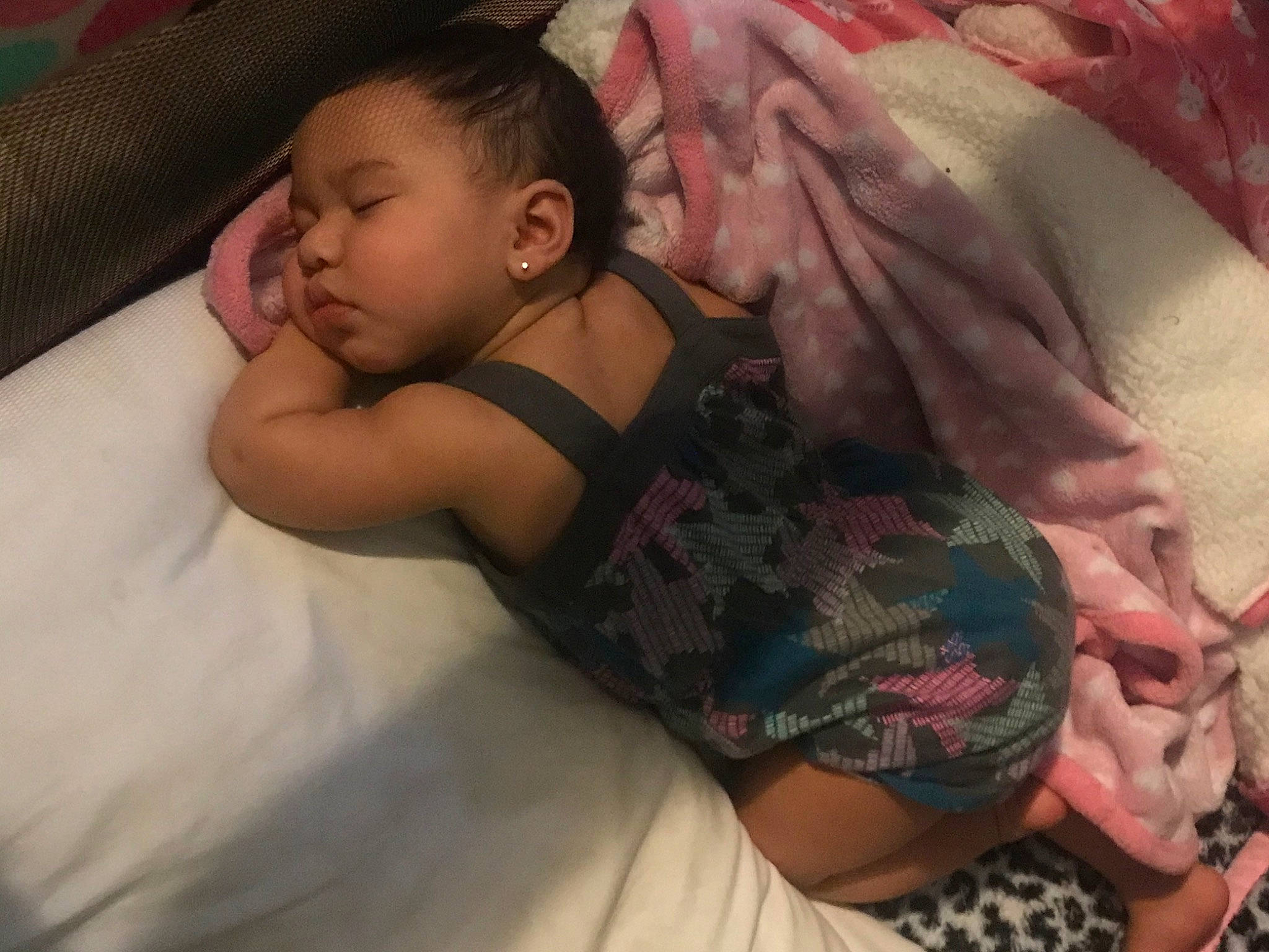 Anáis is registered to the contest to win money with this photo: arm, baby, bedtime, birth, cheek, child, ear, eye, finger, hand, leg, linens, mouth, nap, person, skin, sleep, textile, toddler