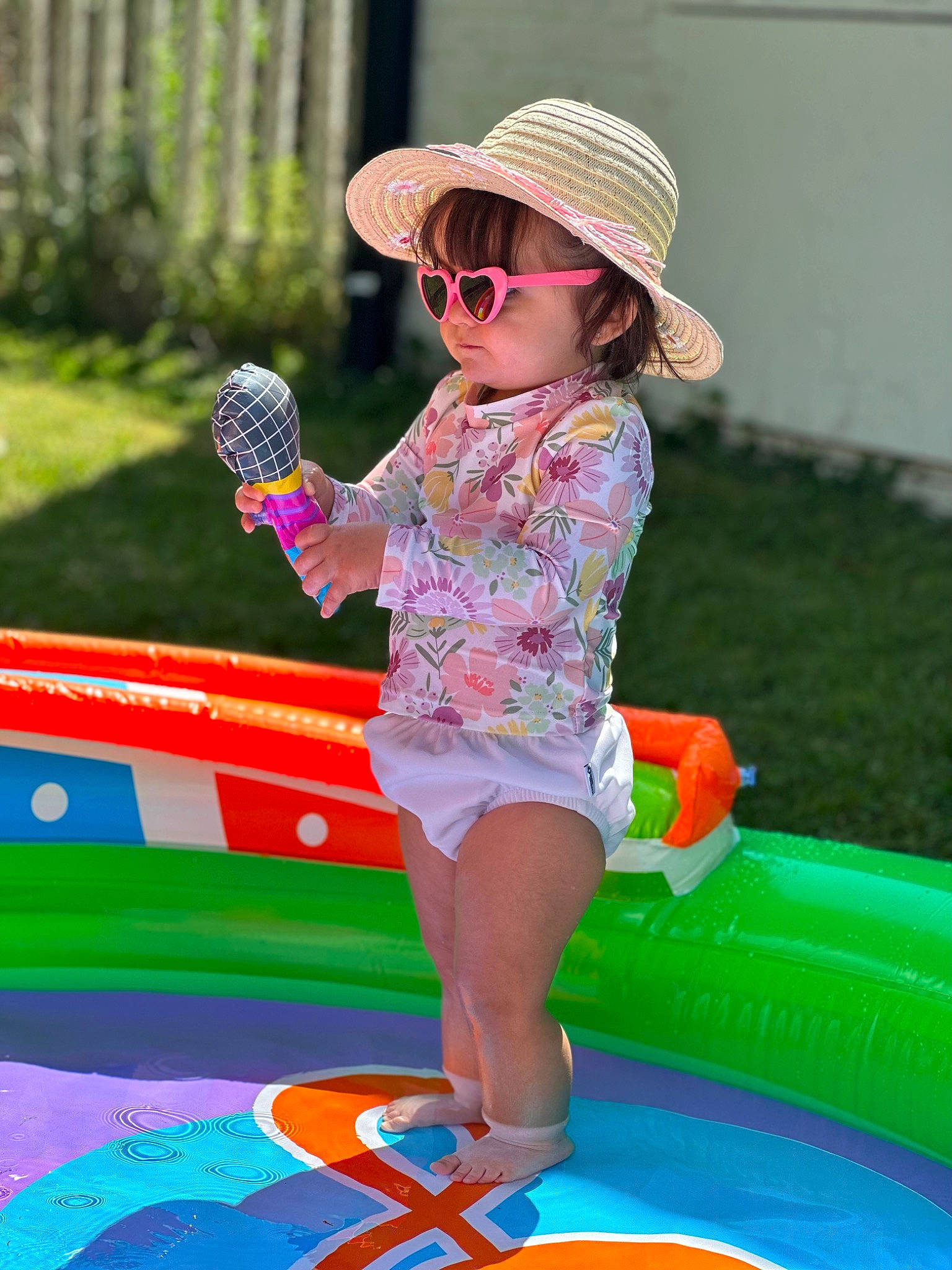 Flor is registered to the contest to win money with this photo: cap, child, eyewear, fun, goggles, grass, happy, hat, human_leg, leisure, people_in_nature, person, photograph, pink, plant, recreation, summer, sun_hat, sunglasses, thigh