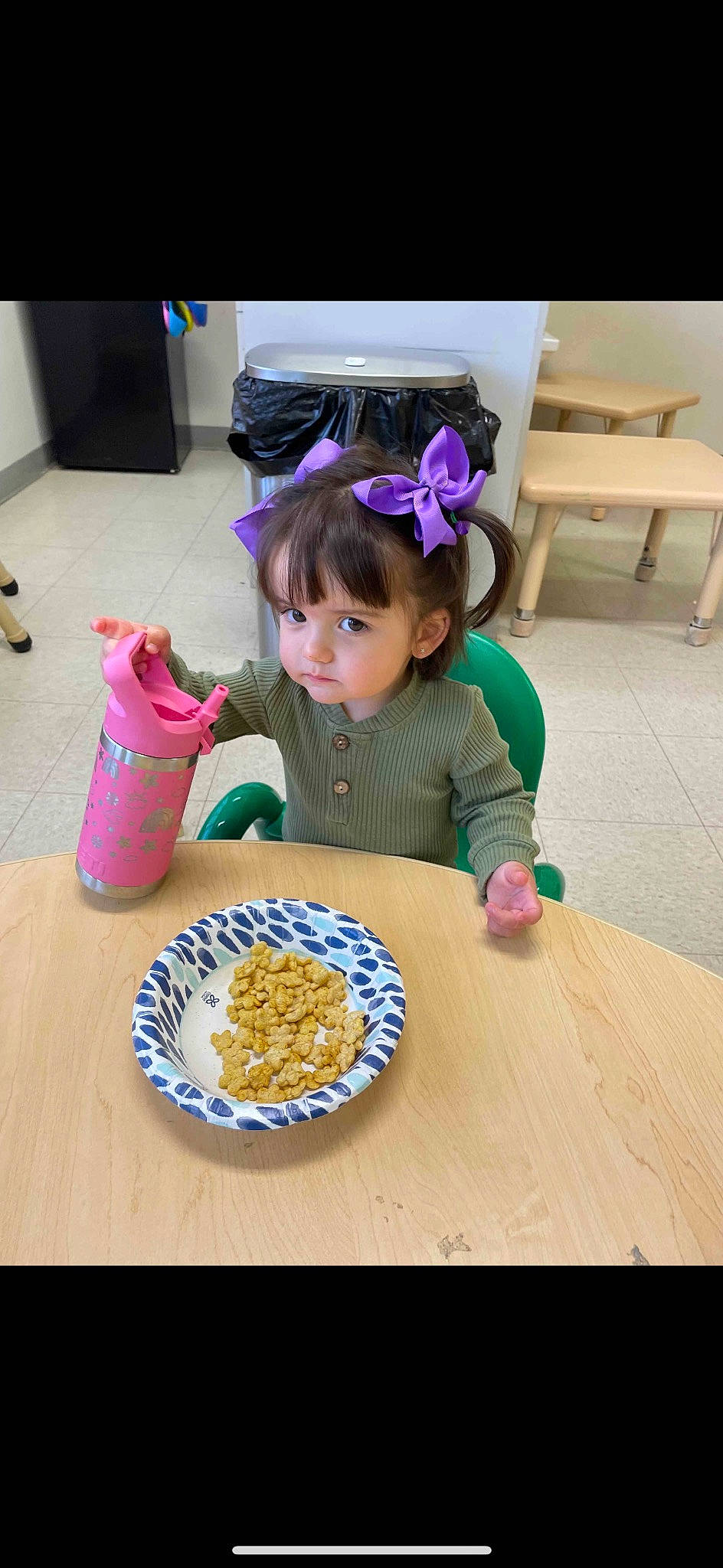 Flor is registered to the contest to win money with this photo: chair, child, circle, comfort_food, dishware, drinkware, event, flooring, food, fun, hardwood, party_supply, person, plate, purple, serveware, t_shirt, table, tableware, toddler