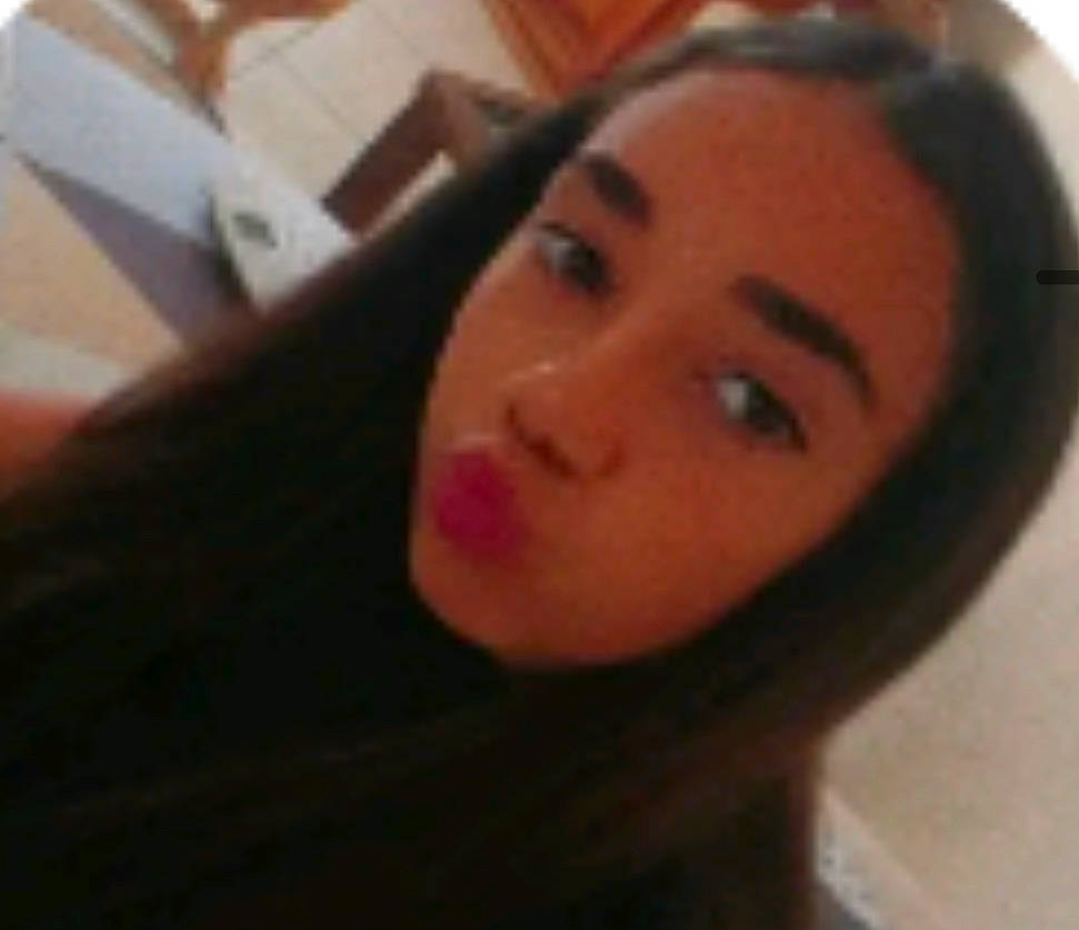 Mia a rejoint le concours — aidez-le/la à gagner de superbes lots ! brown_hair, cheek, ear, eyebrow, eyelash, forehead, gesture, happy, iris, jaw, layered_hair, lip, lipstick, long_hair, makeover, neck, nose, person, selfie, smile