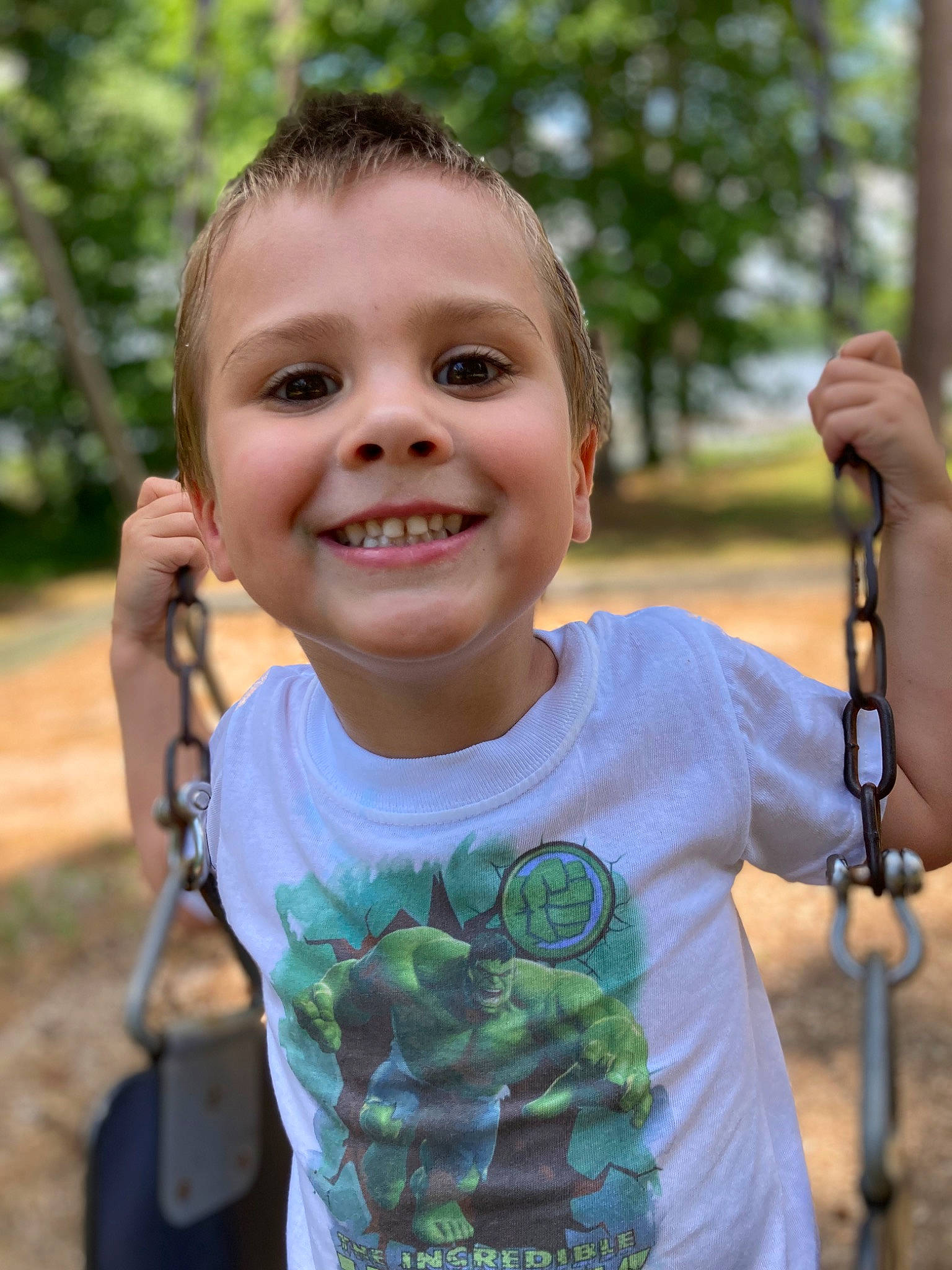 Robert is registered to the contest to win money with this photo: eye, face, facial_expression, gesture, grass, hairstyle, hand, happy, human, joy, leaf, mammal, person, plant, product, shoulder, skin, sleeve, smile, standing